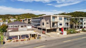 an overhead view of a street with buildings at Edgewater Palms Apartments in Paihia