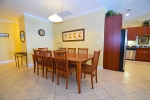 una sala da pranzo con tavolo e sedie in legno di Mariner'S Watch 404 Condo a Ocean City