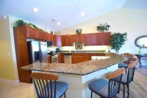 una cucina con un'ampia isola e un piano di lavoro di Mariner'S Watch 404 Condo a Ocean City