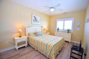 una camera con un letto e due comodini e una finestra di Mariner'S Watch 404 Condo a Ocean City