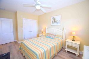 una camera da letto con un letto e un ventilatore a soffitto di Mariner'S Watch 404 Condo a Ocean City Altre 10 foto