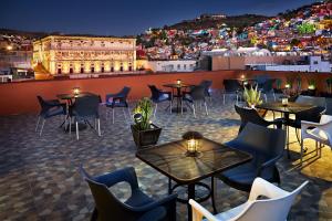 un restaurante con mesas y sillas en la azotea en Hotel Murillo Plaza, en Guanajuato