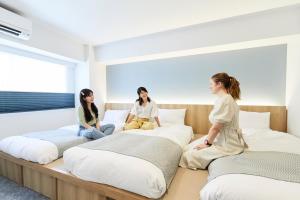 Postel nebo postele na pokoji v ubytování THE TOURIST HOTEL & Cafe AKIHABARA