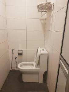 ein Badezimmer mit einem weißen WC in einer Kabine in der Unterkunft My Family Hotel in Port Dickson