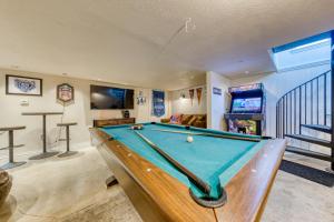 a living room with a pool table in it at Vinovilla in Rockaway Beach