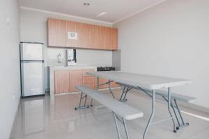 Kuchyň nebo kuchyňský kout v ubytování RedDoorz Plus near Soekarno Hatta Airport Taman Mahkota
