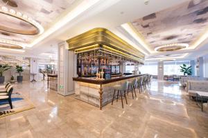 a bar in the lobby of a hotel at Mercure Turpan Downtown in Turfan