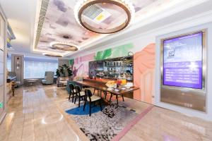 a dining room with a table and a bar at Mercure Turpan Downtown in Turfan