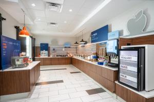 Η κουζίνα ή μικρή κουζίνα στο Holiday Inn Express & Suites Atlanta Airport NE - Hapeville, an IHG Hotel