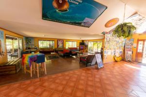 een woonkamer met een tafel en stoelen in een kamer bij Cool Bananas Backpackers in Agnes Water