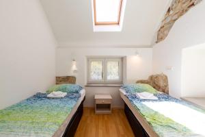 1 Schlafzimmer mit 2 Betten und einem Fenster in der Unterkunft Holiday country house Gora in Gozd