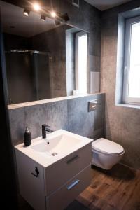 Ένα μπάνιο στο JDK Apartamenty Legionów 50m2 5-osobowy +30 φωτογραφίες
