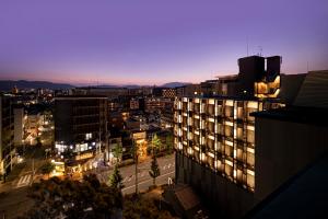 京都的住宿－Rihga Gran Kyoto，享有夜间城市景观和建筑