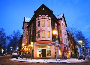 ein großes Gebäude in der Nacht auf einer Stadtstraße in der Unterkunft Trip Inn Hotel Schumann in Düsseldorf
