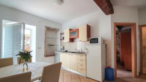 A kitchen or kitchenette at Apartments Obala