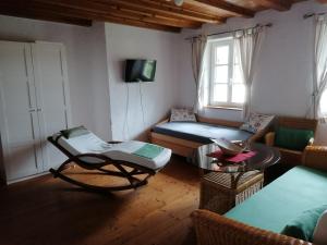 ein Wohnzimmer mit einem Sofa und einem Tisch in der Unterkunft Ferienwohnungen Wastl Fränkische Schweiz in Hiltpoltstein