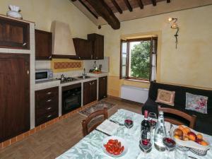 a kitchen with a table and a dining room at Agriturismo a Montoro vicino al mare in Narni