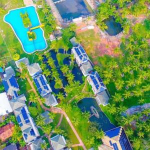 una vista aérea de un complejo con palmeras y agua en Amaluna Resorts en Negombo