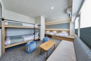Postel nebo postele na pokoji v ubytování THE TOURIST HOTEL & Cafe AKIHABARA