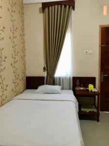 Ένα ή περισσότερα κρεβάτια σε δωμάτιο στο Penginapan Intan Bandara