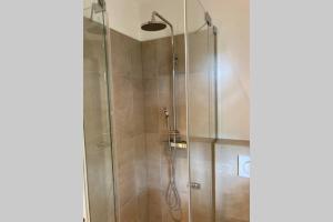 um chuveiro com uma porta de vidro na casa de banho em Design-Ferienwohnung an der Madbachtalsperre em Rheinbach
