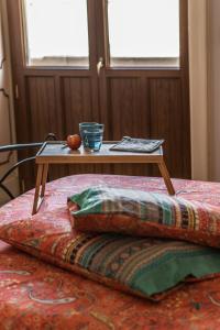 una mesa sobre una cama con almohada en Spa sul tempio d'apollo en Siracusa