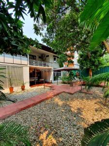 Una casa con un gran patio al frente. en Villa Thaï Sukhumvit Asok Nana, en Bangkok