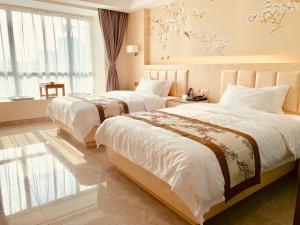 um quarto de hotel com duas camas e uma janela em Youngsun Hotel em Sihanoukville