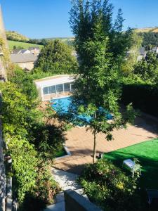 een uitzicht op een huis met een zwembad bij Hôtel-Restaurant La Bergerie in Sévérac d' Aveyron