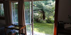 Taman di luar The Innlet, Country Apartments and Cottages
