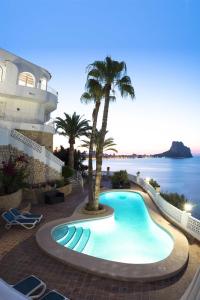a swimming pool in front of a cruise ship at Villa Primera Linea in Calpe