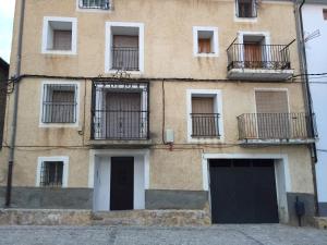 ein Gebäude mit Fenstern und Balkonen auf einer Straße in der Unterkunft Casa Valentina y La buhardilla in Salvacañete