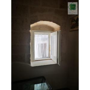 - une fenêtre dans l'angle de la chambre dans l'établissement Donna Rosa, à Carovigno