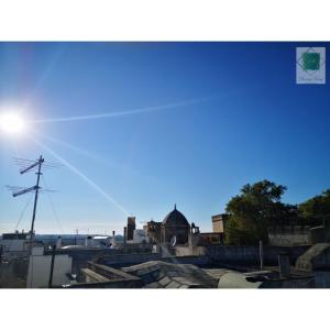 - une vue sur la ville et le soleil dans le ciel dans l'établissement Donna Rosa, à Carovigno