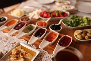 a table topped with bowls of different types of food at Mandalin Pansiyon in Siğacık