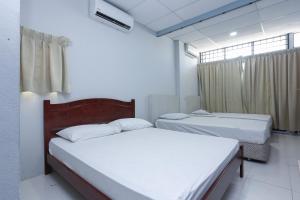 Llit o llits en una habitació de SPOT ON 89796 D'noor Budget Inn
