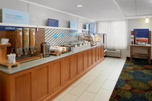 ロムルスにあるHoliday Inn Express Romulus / Detroit Airport, an IHG Hotelの食器を置いたカウンター付きのレストラン