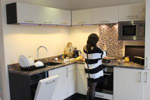 Kitchen o kitchenette sa Silversprings - City Centre Apartments with Parking