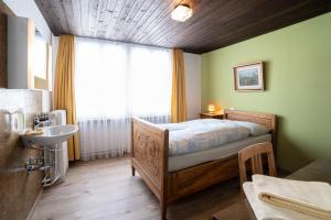Postel nebo postele na pokoji v ubytování Gasthaus Friedegg