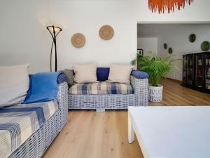 Sala de estar con 2 sofás y mesa en Soothing Holiday Home in Ferrel near Baleal Island, en Ferrel