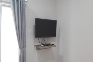 TV a/nebo společenská místnost v ubytování RedDoorz Syariah near UNSOED + 5 fotografií