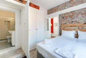 Un dormitorio con una cama y una pared de ladrillo. en Iconic Stone Houses, en Izmir 46 fotos más