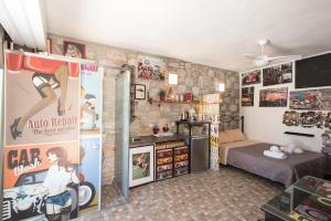 Zimmer mit einem Zimmer mit einem Bett und einem TV in der Unterkunft Villa Omnia in Mykonos Stadt