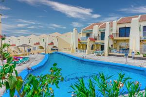 The swimming pool at or close to Mareverde, Las Americas