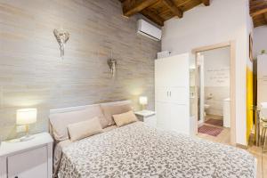 una camera con letto e parete in legno di Nel cuore di Ferrara a Ferrara