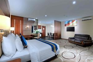 una camera d'albergo con un letto e un soggiorno di Aston Inn Gideon Batam a Nagoya
