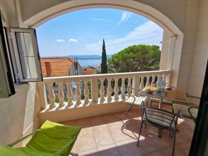 a balcony with a table and chairs and a view of the ocean at Villa Mira in Bol