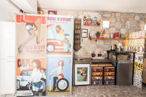 Zimmer mit Plakaten an der Wand und einer Küche in der Unterkunft Villa Omnia in Mykonos Stadt