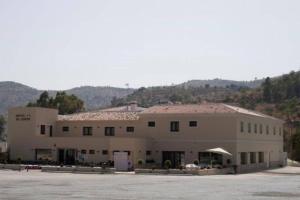 a large building with a parking lot in front of it at Hotel Restaurante El Corte in Casabermeja