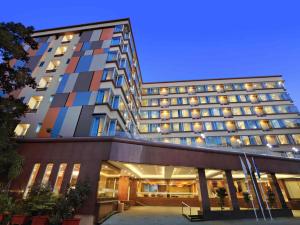 un grande edificio con molte finestre di Aston Inn Gideon Batam a Nagoya